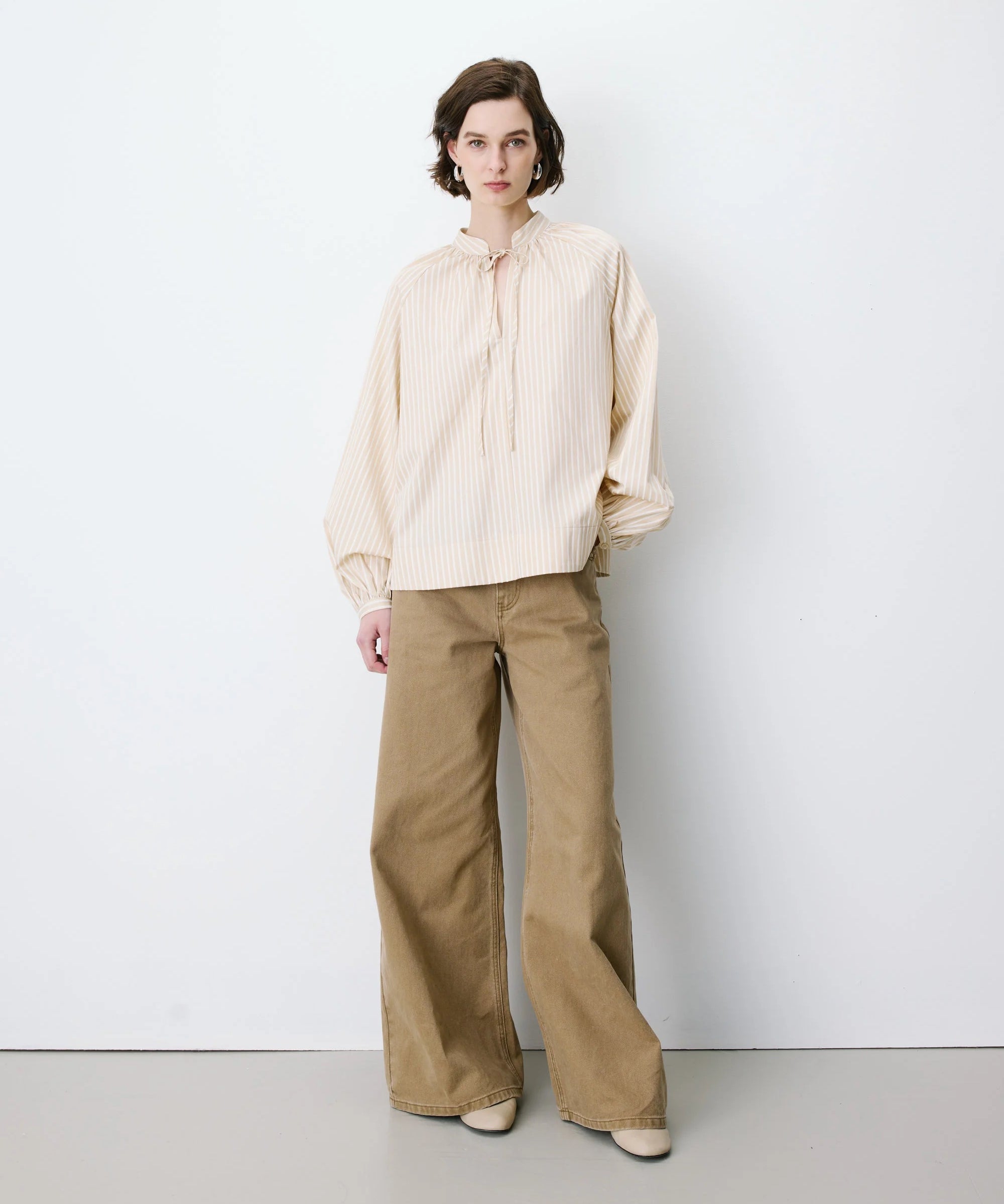 Blouse ALBANE GRACE & MILA beige rayée – look porté de face