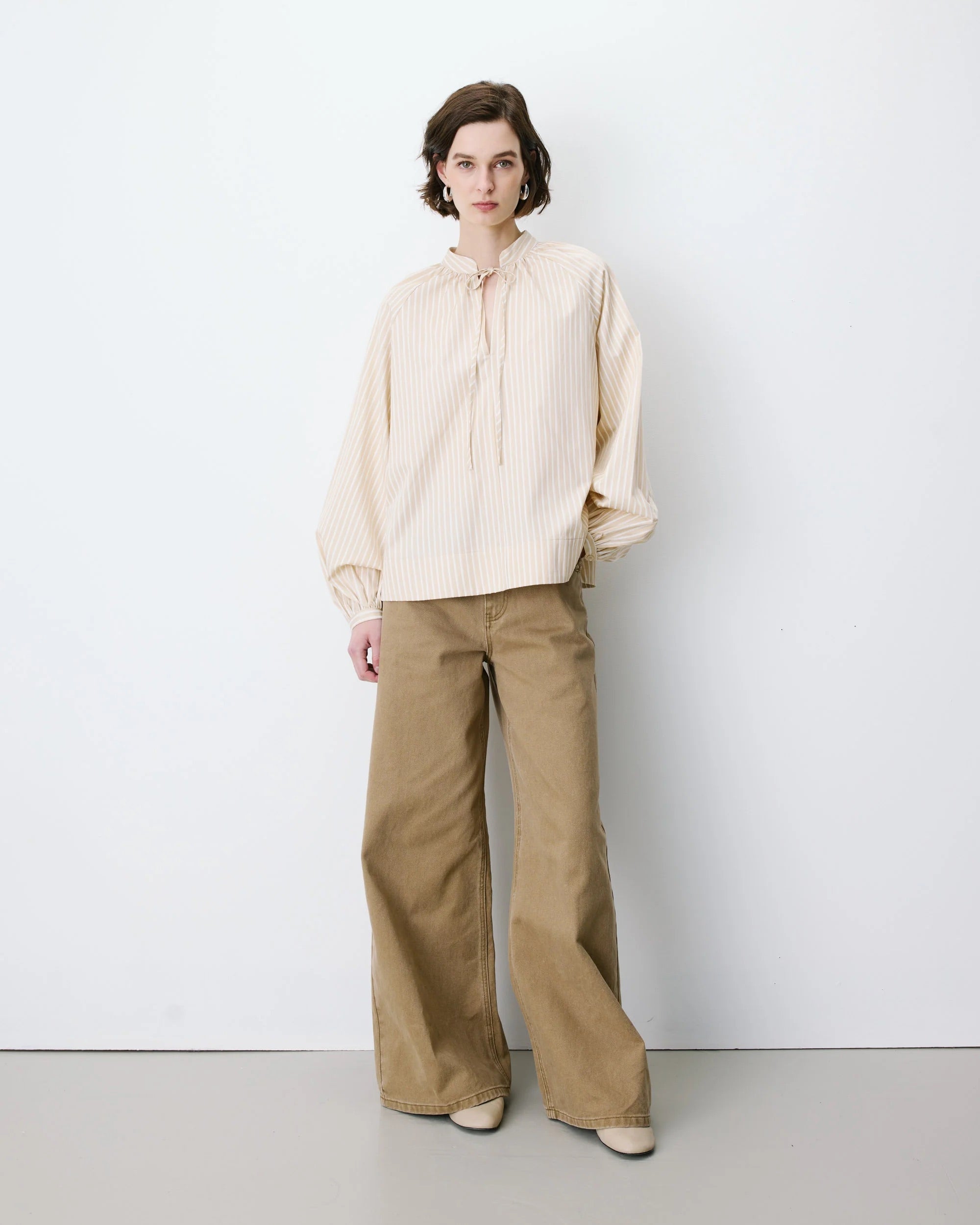 Blouse ALBANE GRACE & MILA beige rayée – look porté de face