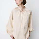 Blouse ALBANE GRACE & MILA beige – détail coupe, rayures et manches bouffantes