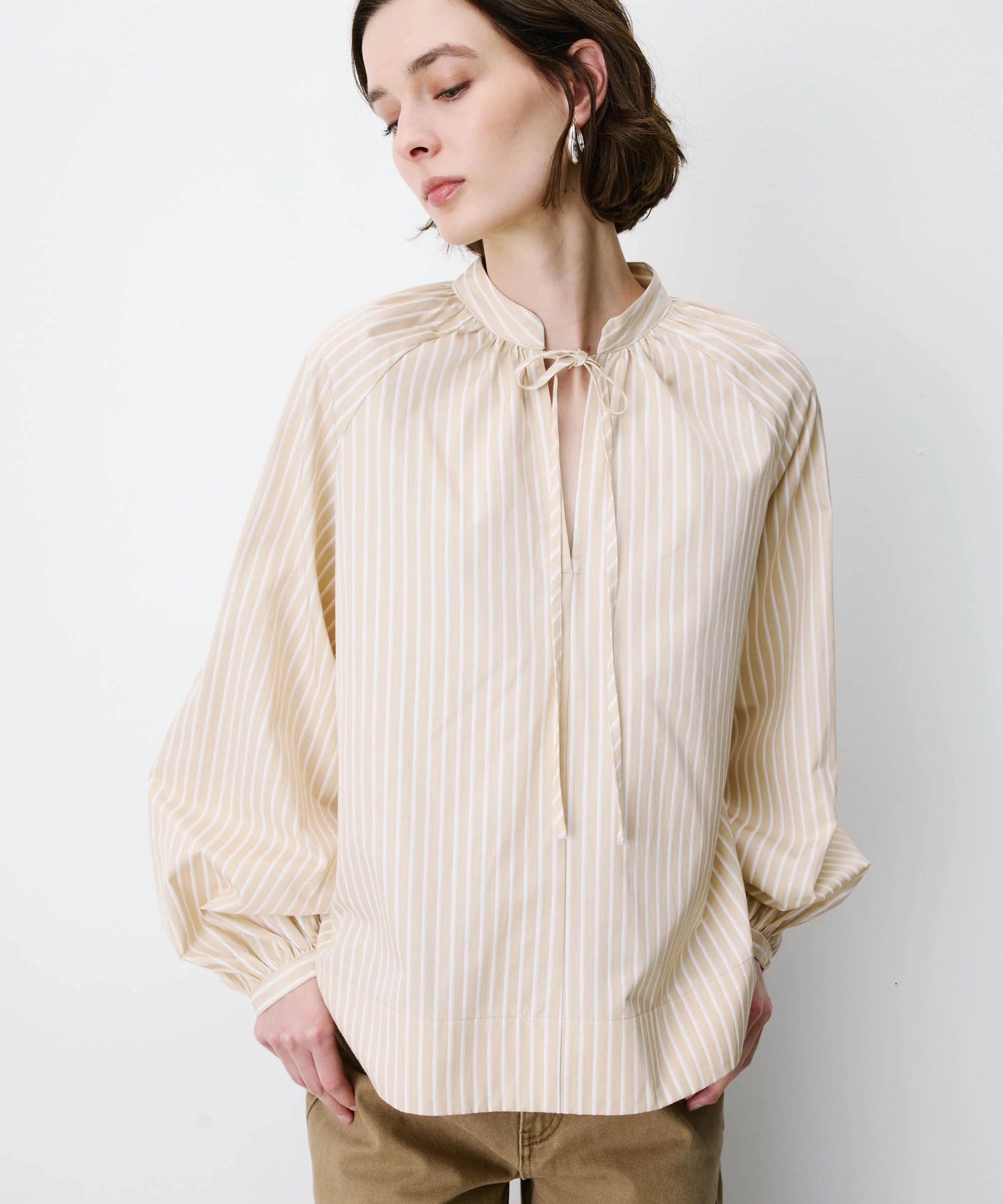 Blouse ALBANE GRACE & MILA beige – détail coupe, rayures et manches bouffantes