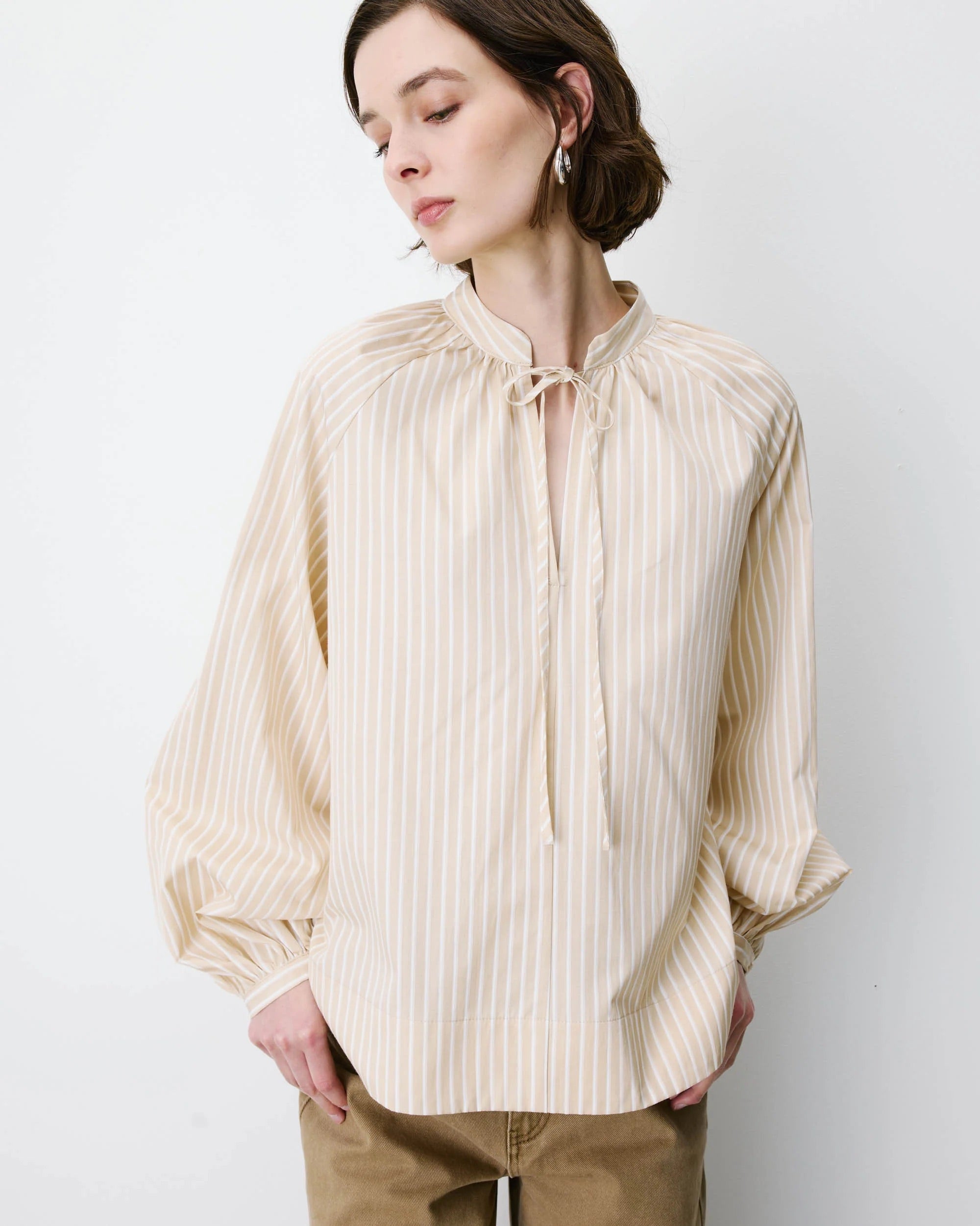 Blouse ALBANE GRACE & MILA beige – détail coupe, rayures et manches bouffantes