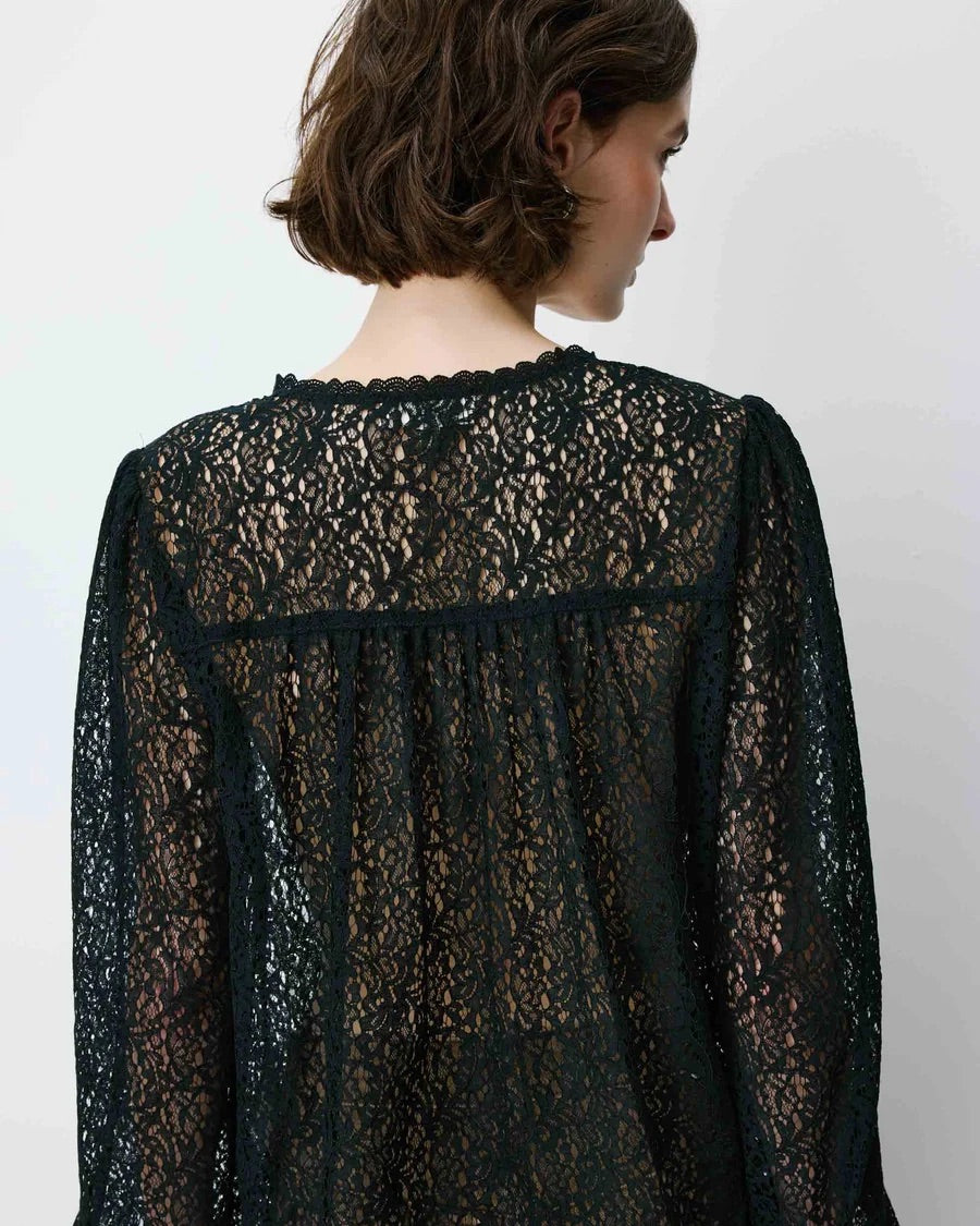 Blouse AURORA GRACE & MILA noire – détail de la dentelle et des fronces dans le dos
