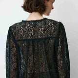 Blouse AURORA GRACE & MILA noire – détail de la dentelle et des fronces dans le dos