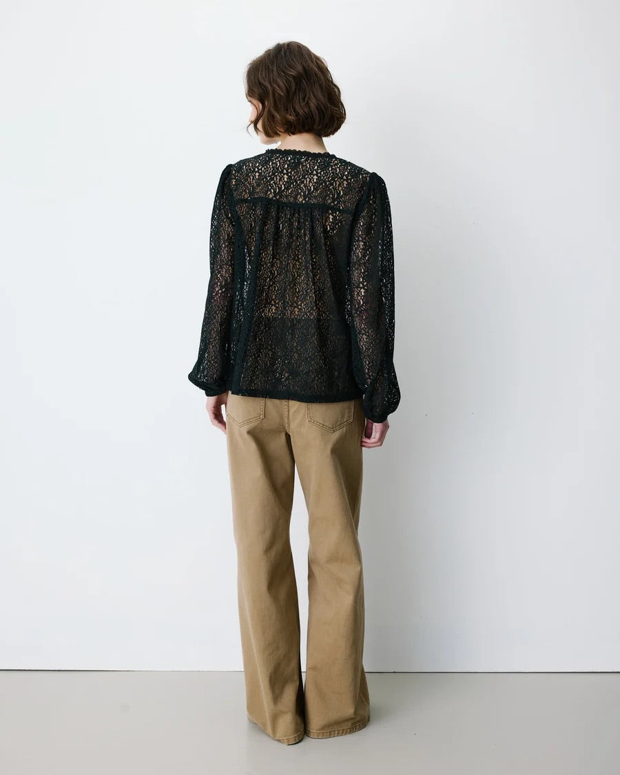 Blouse AURORA GRACE & MILA noire – portée de dos avec pantalon large beige