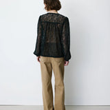Blouse AURORA GRACE & MILA noire – portée de dos avec pantalon large beige