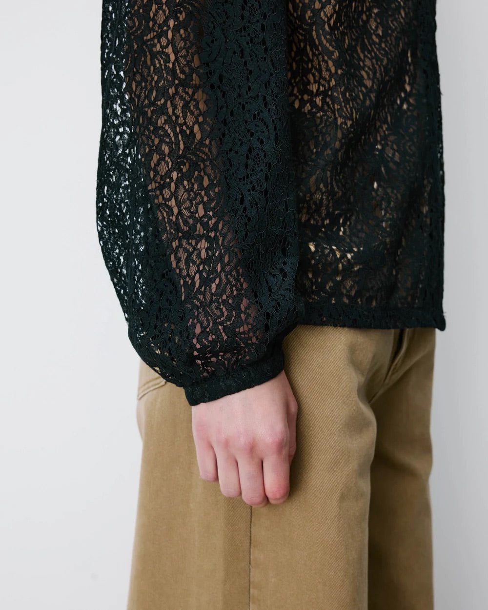 Blouse AURORA GRACE & MILA noire – détail de la manche longue et du poignet froncé