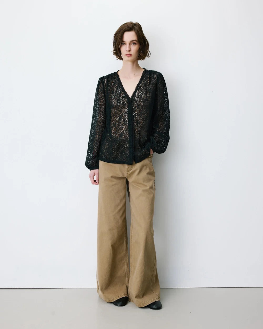 Blouse AURORA GRACE & MILA noire – portée de face avec pantalon large beige