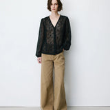 Blouse AURORA GRACE & MILA noire – portée de face avec pantalon large beige