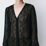 Blouse en dentelle AURORA GRACE & MILA noire – détail du col V, des boutons et de la dentelle ajourée