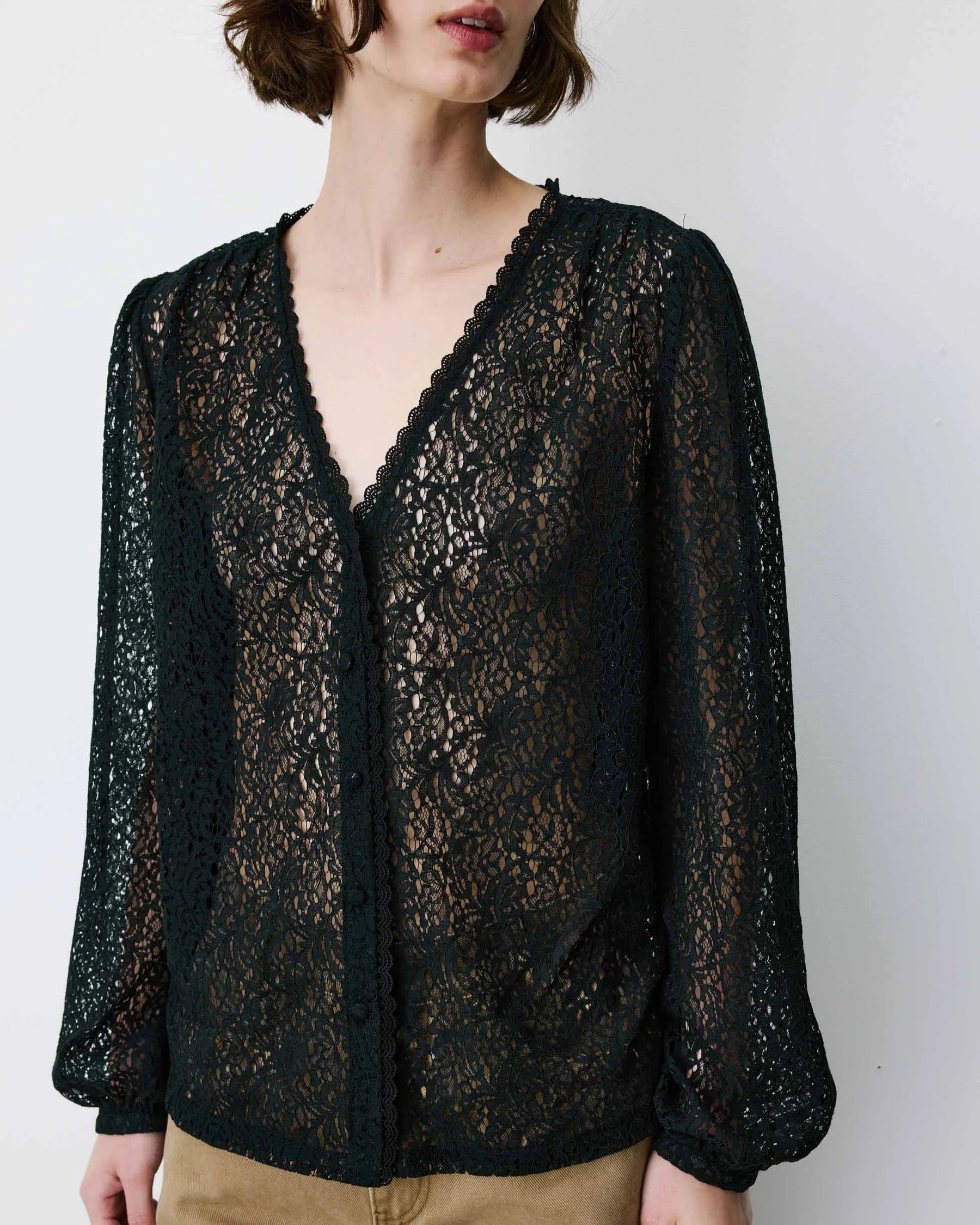 Blouse en dentelle AURORA GRACE & MILA noire – détail du col V, des boutons et de la dentelle ajourée