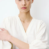 Blouse AURIANE GRACE & MILA – détail col V et manches bouffantes
