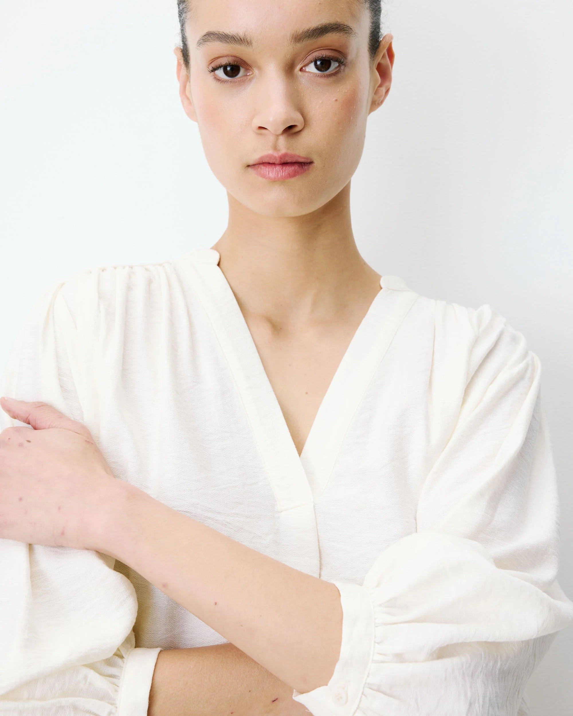 Blouse AURIANE GRACE & MILA – détail col V et manches bouffantes