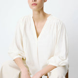 Blouse AURIANE GRACE & MILA écrue – portée assise de face