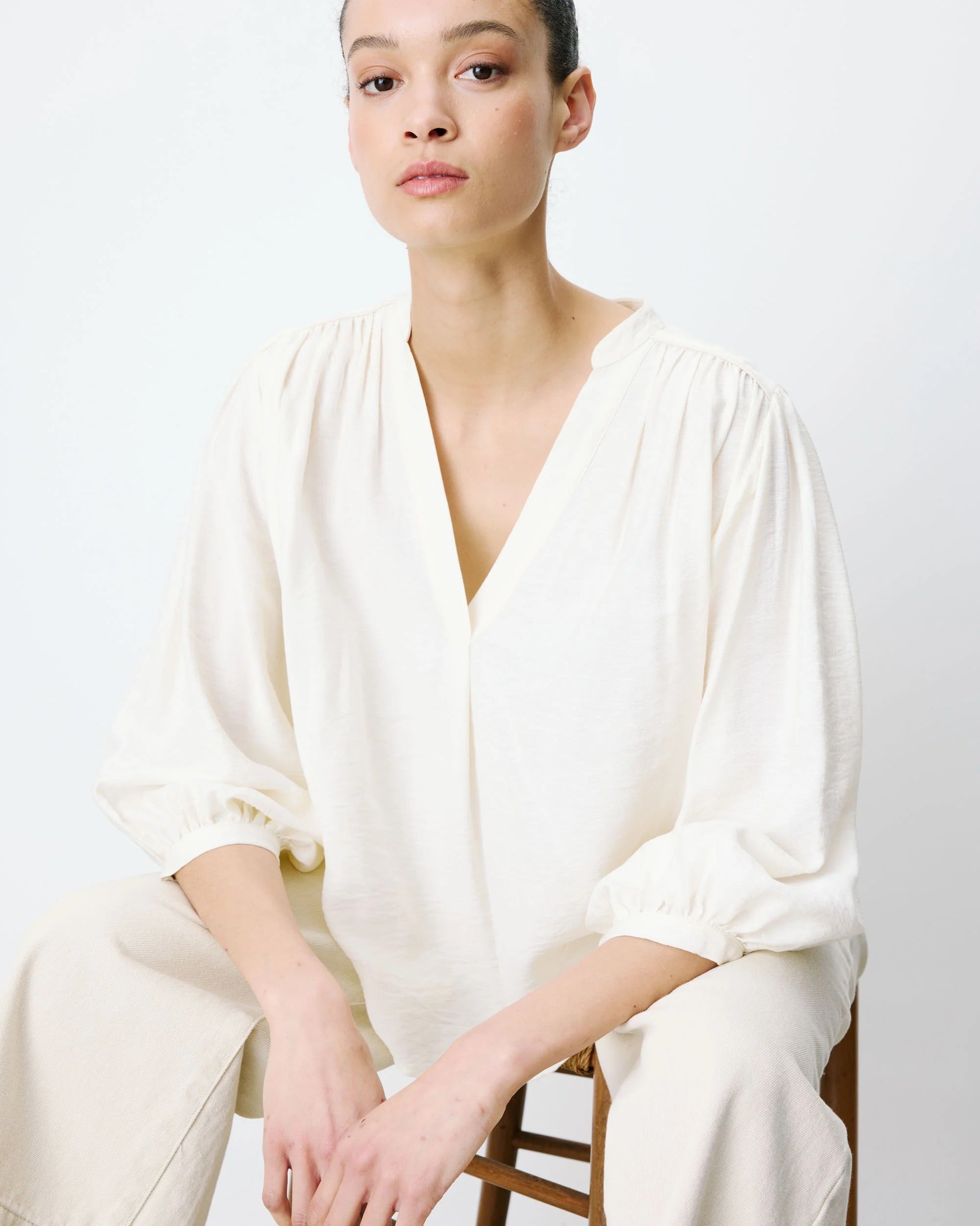 Blouse AURIANE GRACE & MILA écrue – portée assise de face