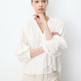 Blouse AURIANE GRACE & MILA – détail porté col V et manches 3/4