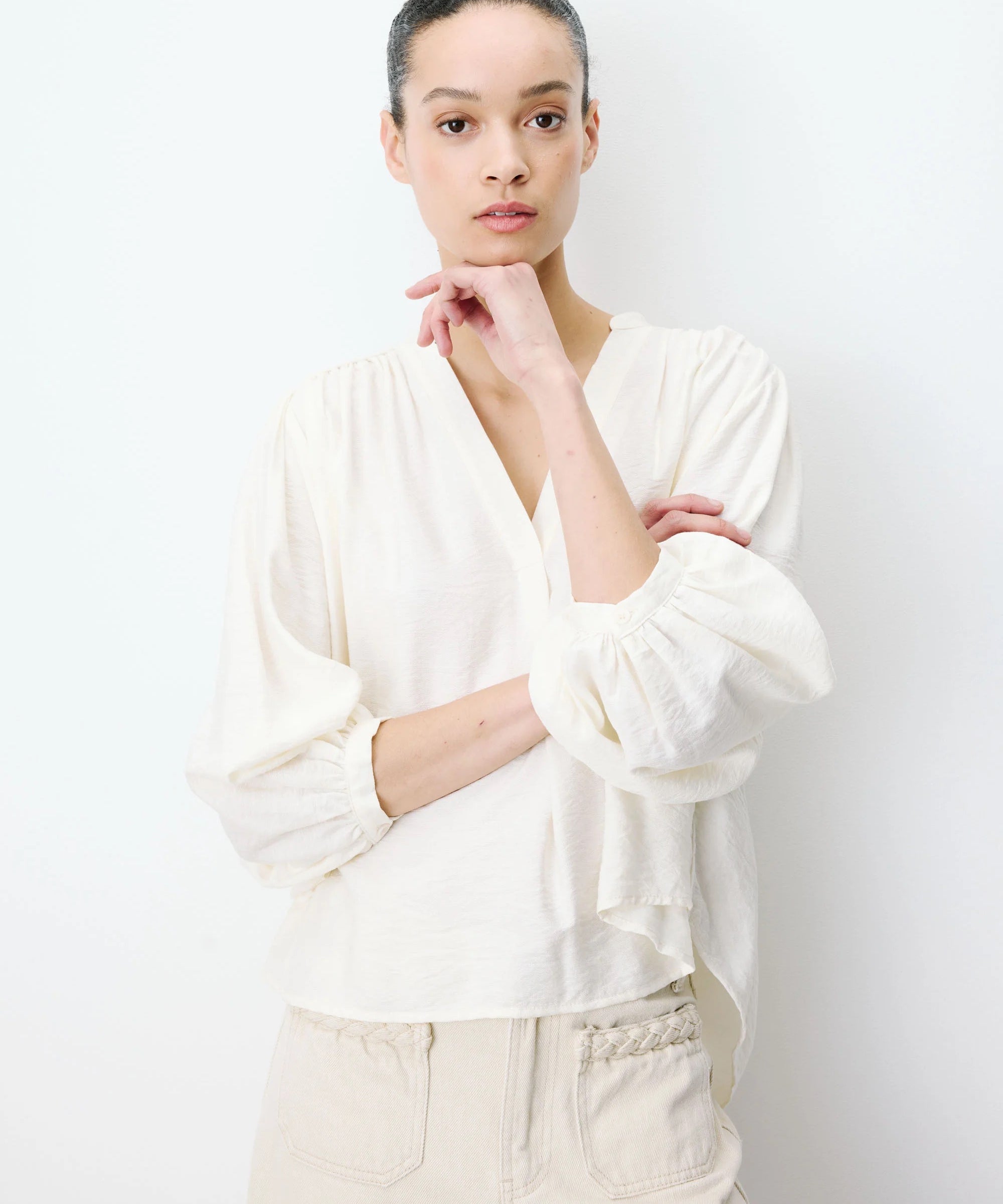 Blouse AURIANE GRACE & MILA – détail porté col V et manches 3/4