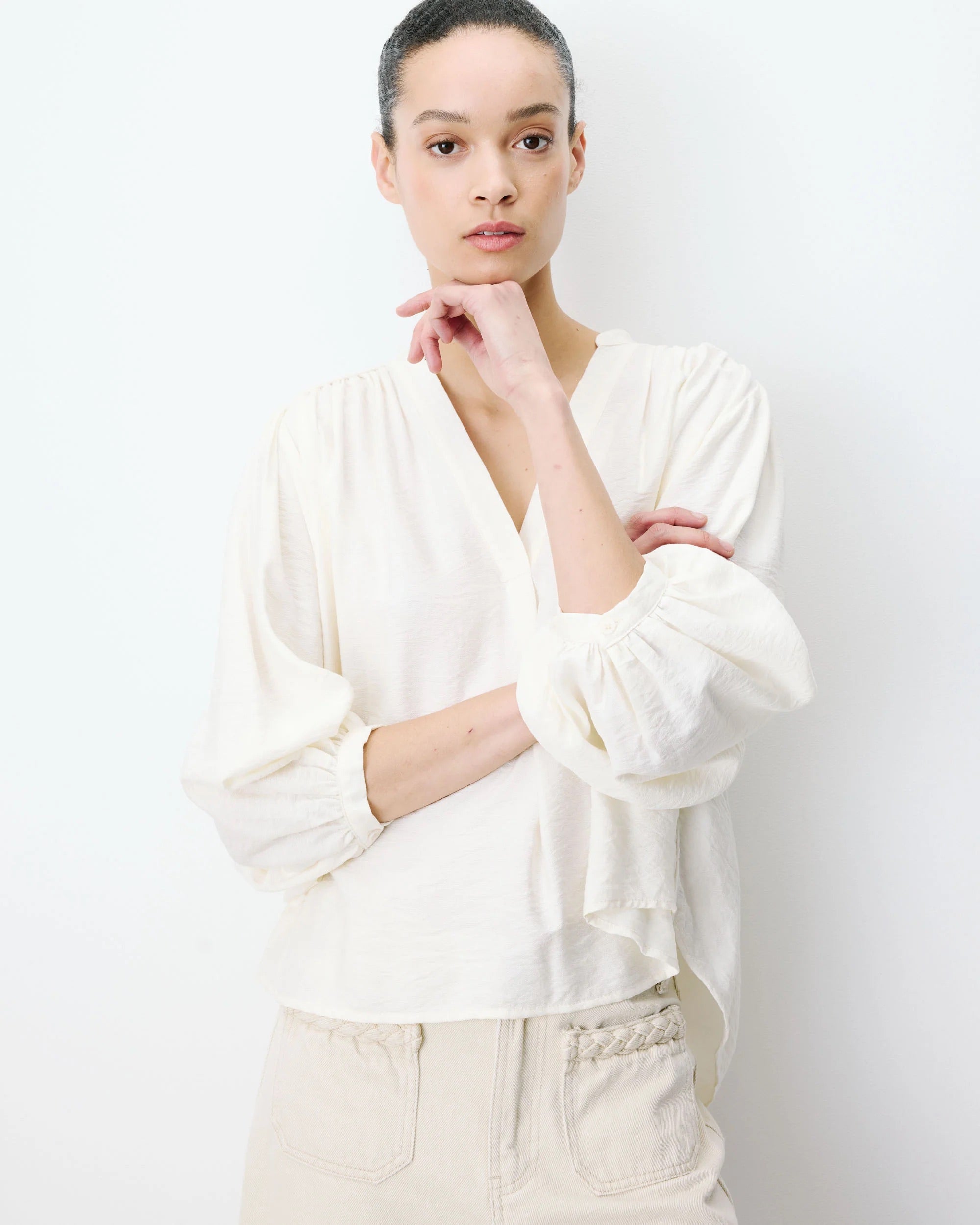 Blouse AURIANE GRACE & MILA – détail porté col V et manches 3/4