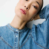 Blouse ANAELLE GRACE & MILA – détail col rond, boutons et empiècement en V