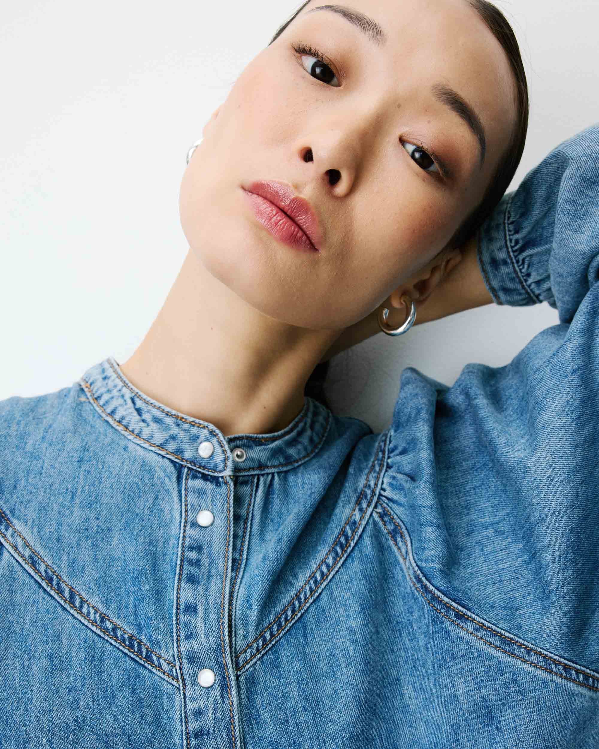 Blouse ANAELLE GRACE & MILA – détail col rond, boutons et empiècement en V