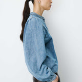 Blouse en denim ANAELLE GRACE & MILA – détail manches bouffantes de profil