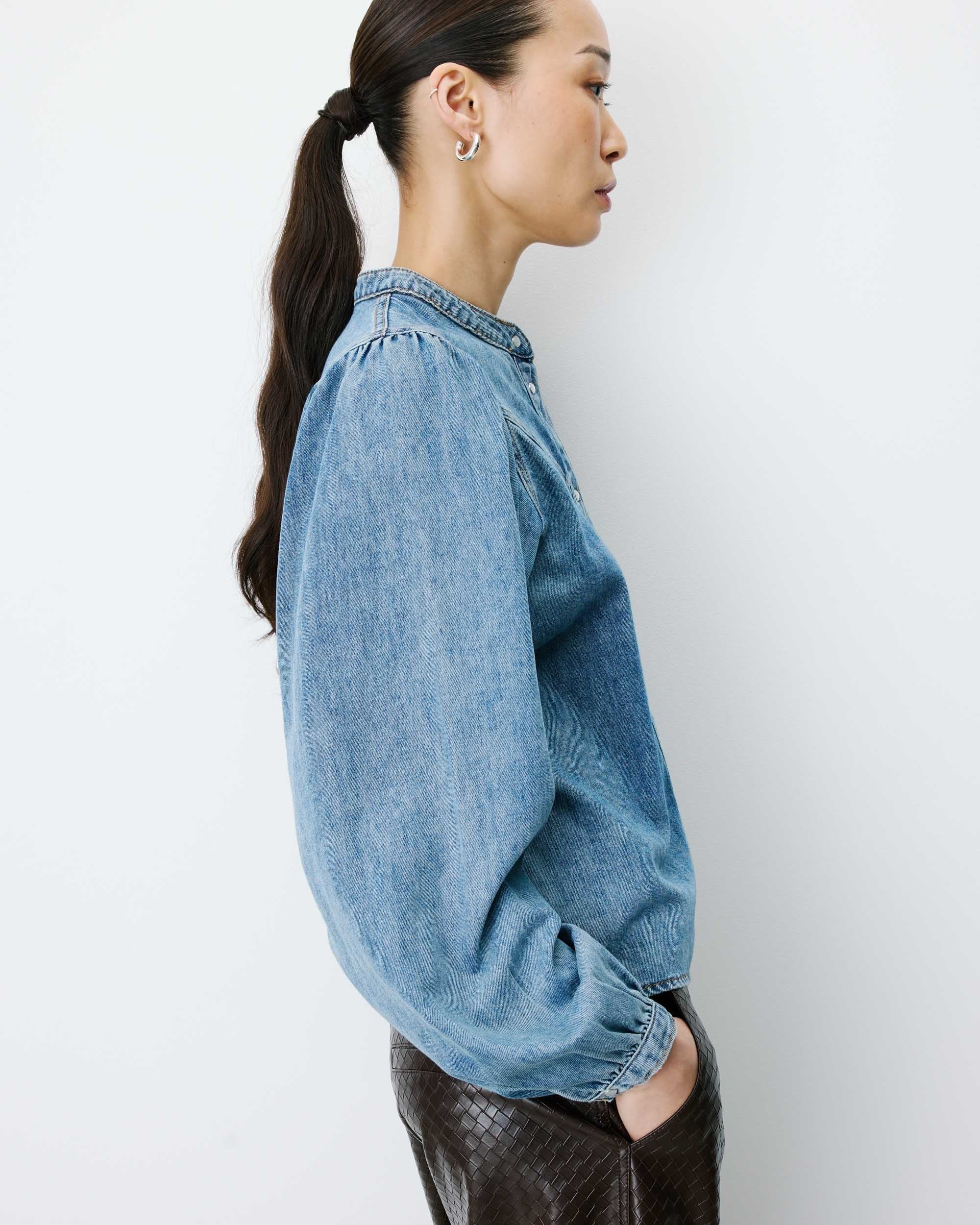 Blouse en denim ANAELLE GRACE & MILA – détail manches bouffantes de profil
