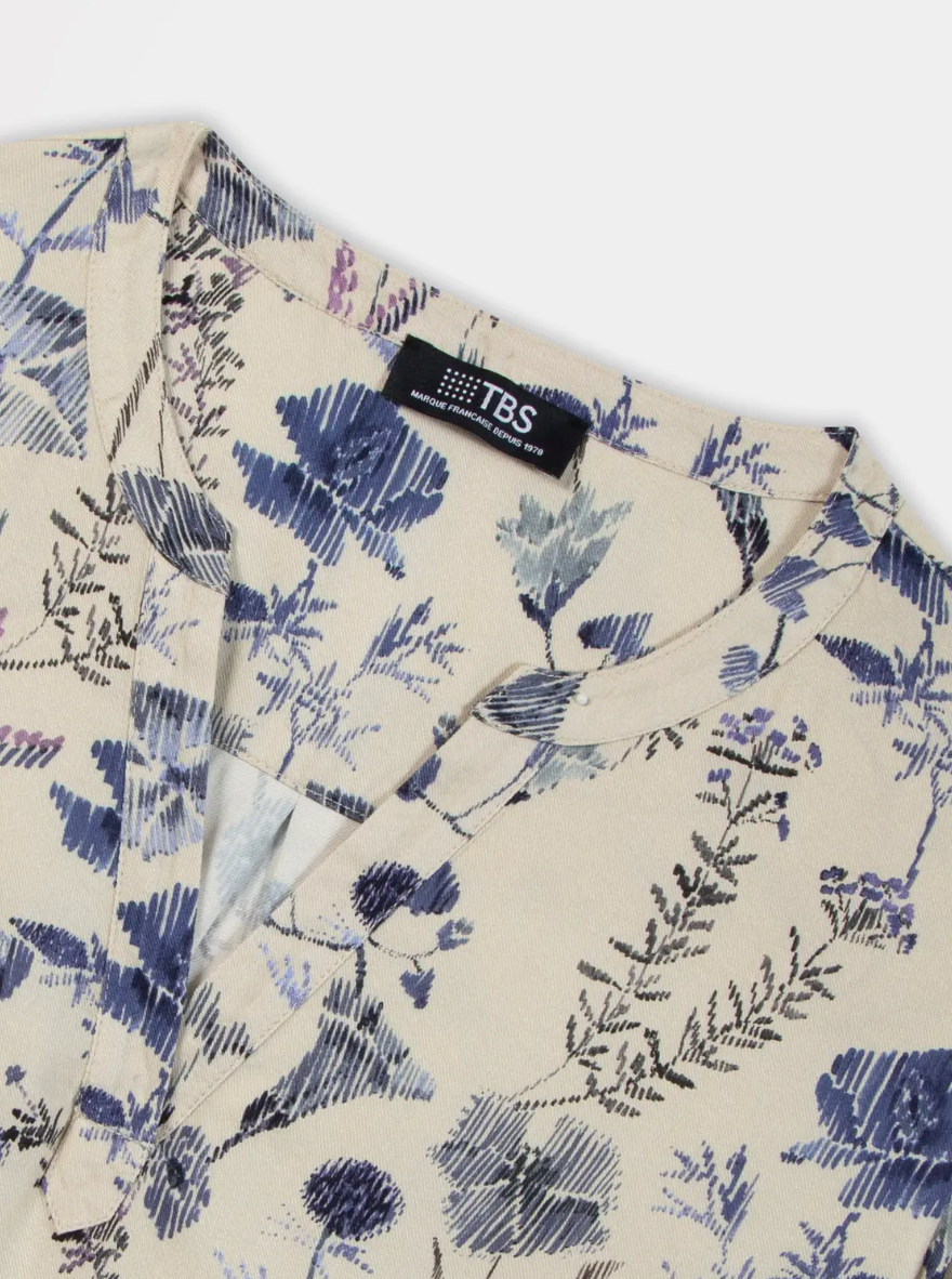 Détail encolure fendue de la blouse femme Noemamis beige à fleurs TBS