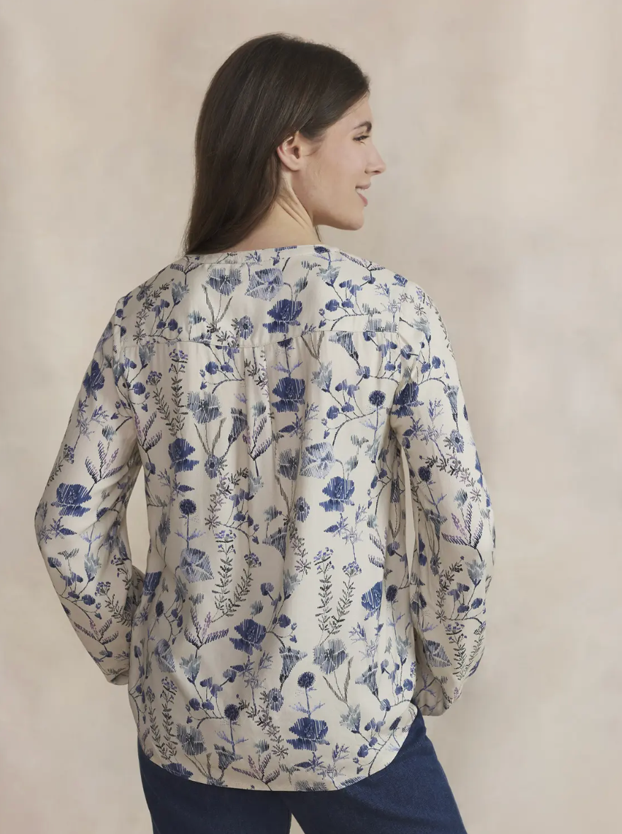 Blouse Noemamis TBS beige à imprimé floral portée de dos avec manches longues