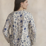 Blouse Noemamis TBS beige à imprimé floral portée de dos avec manches longues