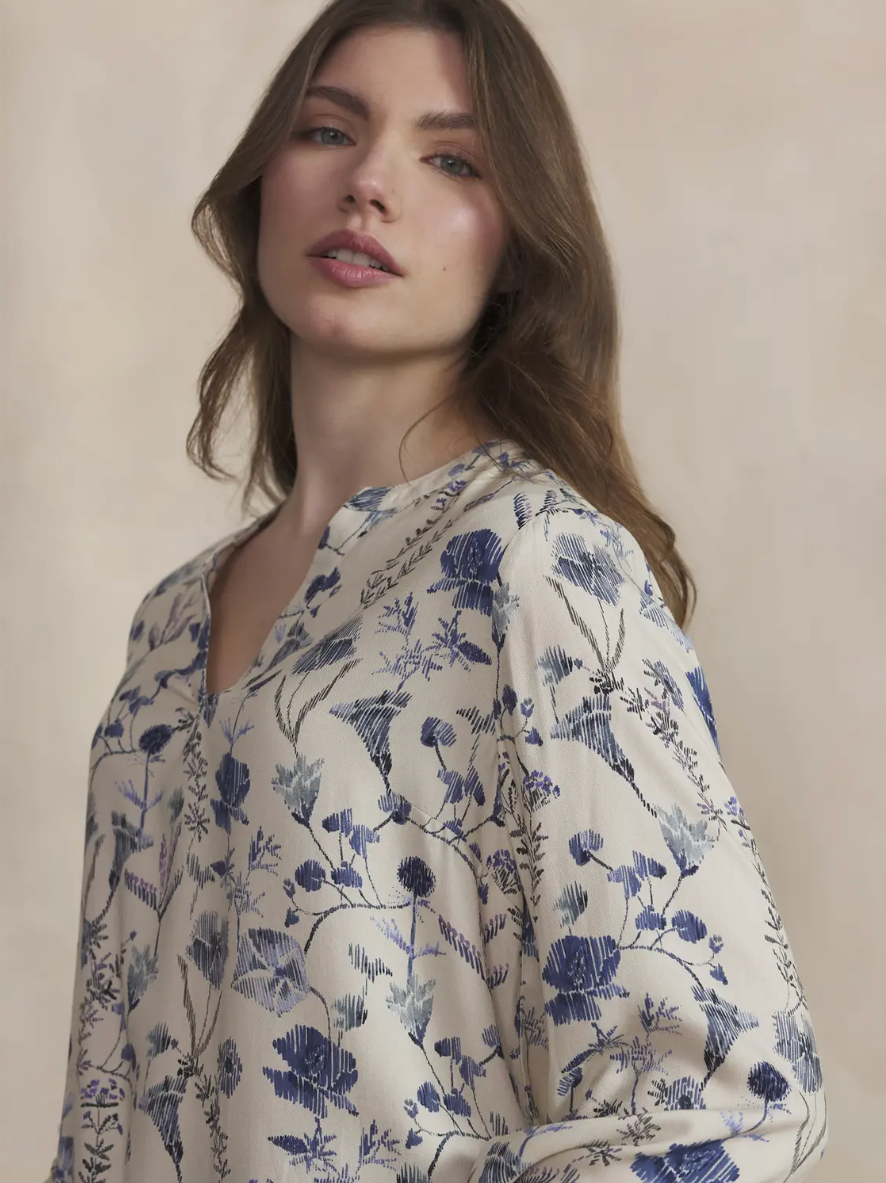 Détail de la blouse femme Noemamis TBS à motif floral bleu sur fond beige