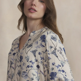 Détail de la blouse femme Noemamis TBS à motif floral bleu sur fond beige