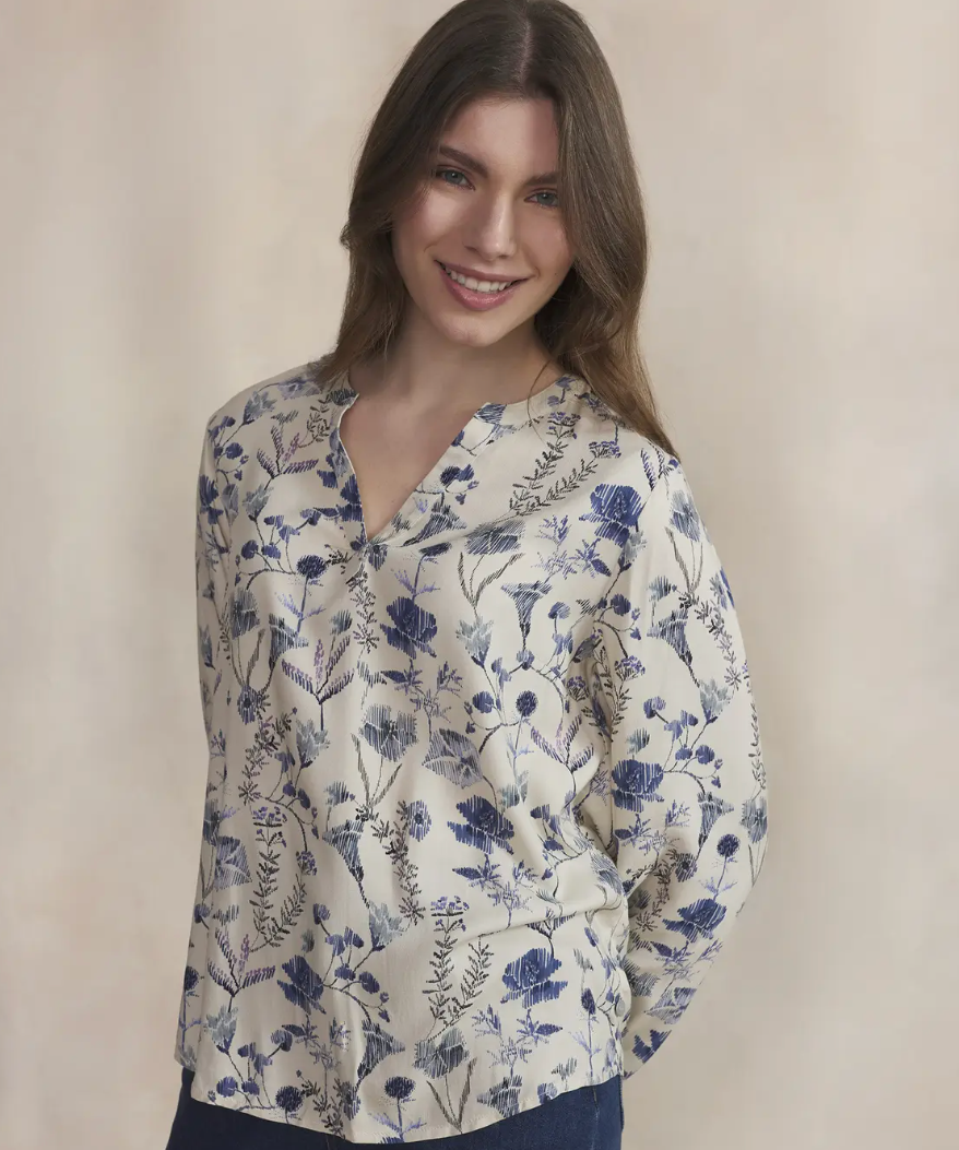 Blouse fluide Noemamis TBS beige fleurie portée de face avec encolure fendue