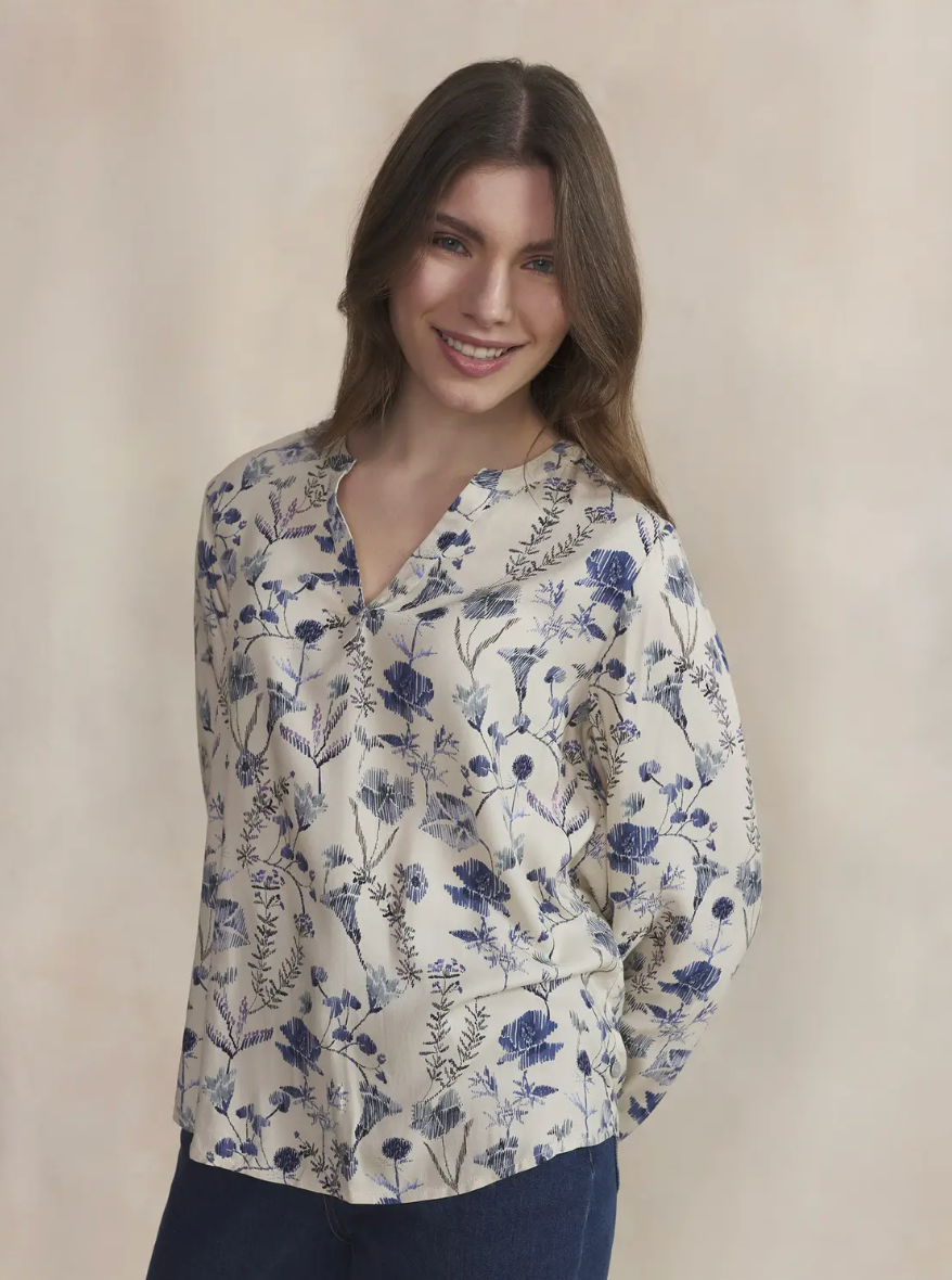 Blouse fluide Noemamis TBS beige fleurie portée de face avec encolure fendue