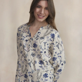 Blouse fluide Noemamis TBS beige fleurie portée de face avec encolure fendue