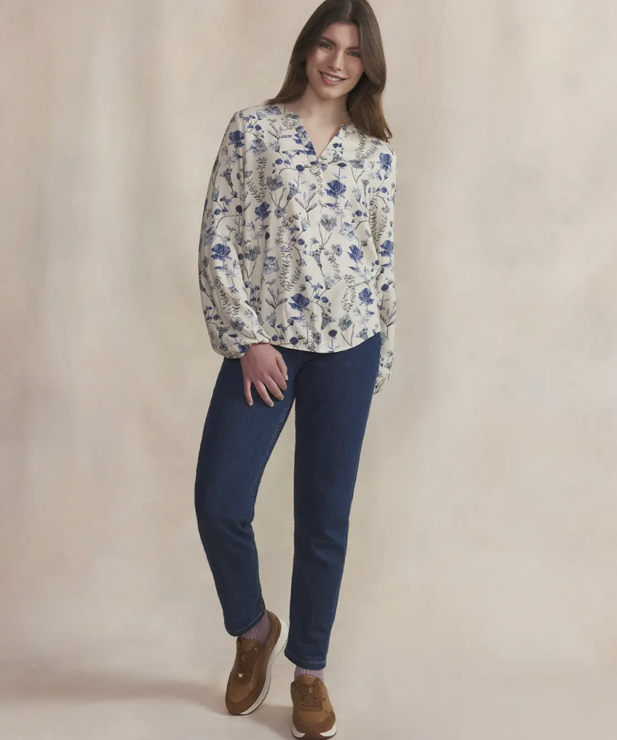 Blouse femme Noemamis TBS beige à fleurs bleues portée avec un jean
