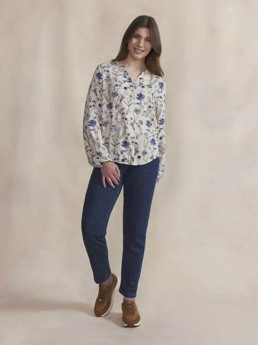 Blouse femme Noemamis TBS beige à fleurs bleues portée avec un jean