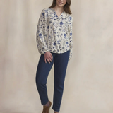 Blouse femme Noemamis TBS beige à fleurs bleues portée avec un jean