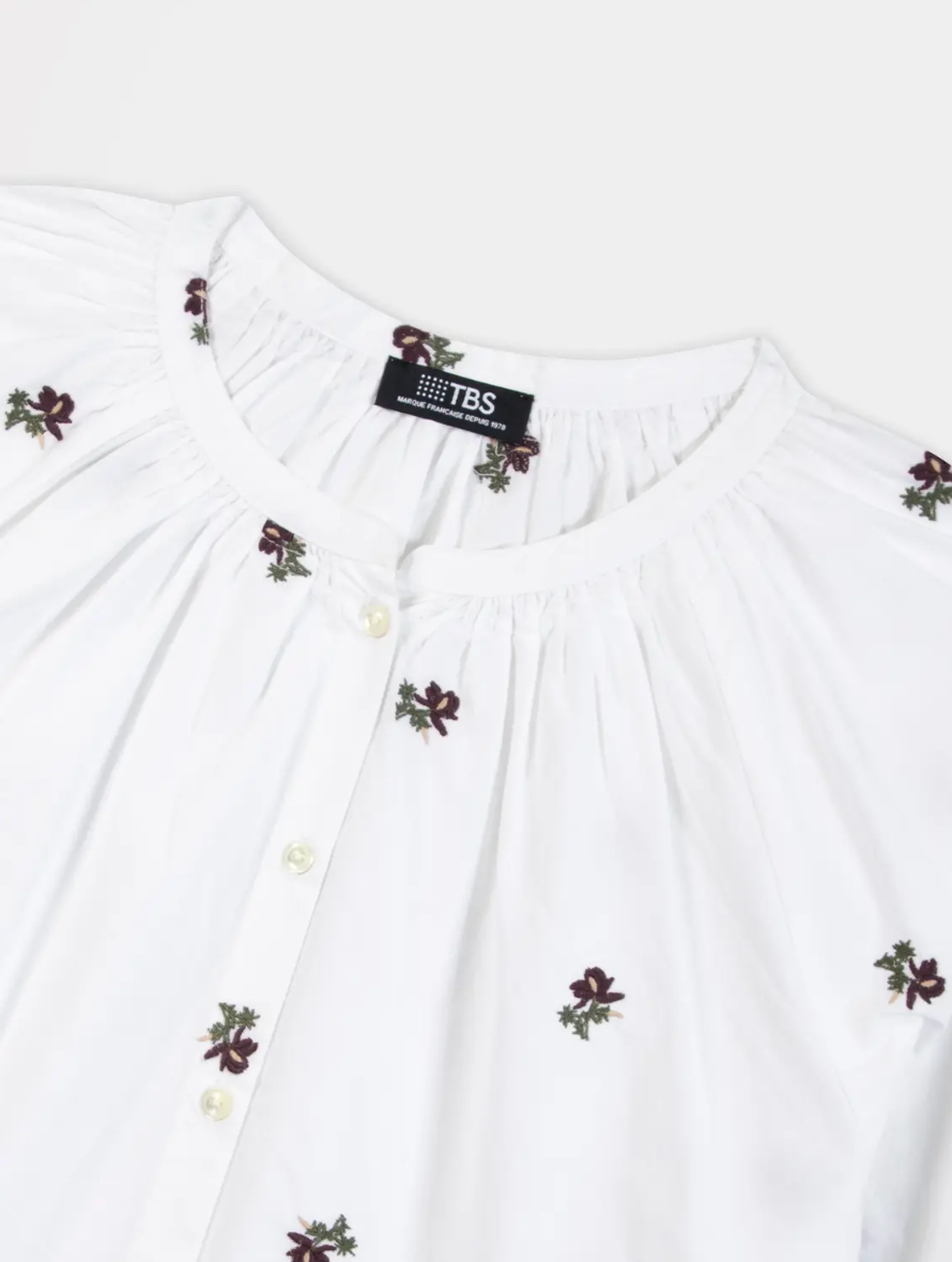 Blouse LAMEAMIS TBS blanche – détail encolure froncée et boutonnage