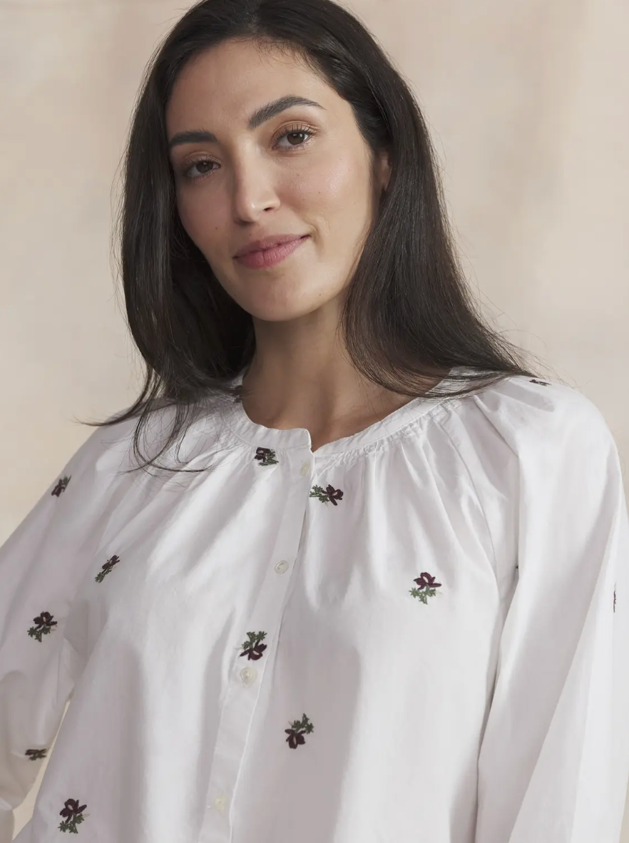 Blouse LAMEAMIS TBS blanche – détail porté de l’encolure et des broderies