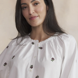 Blouse LAMEAMIS TBS blanche – détail porté de l’encolure et des broderies