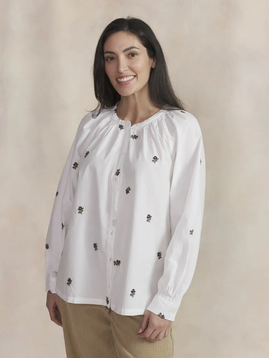 Blouse LAMEAMIS TBS blanche brodée – portée de face