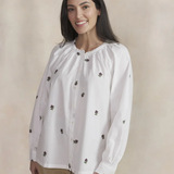 Blouse LAMEAMIS TBS blanche brodée – portée de face