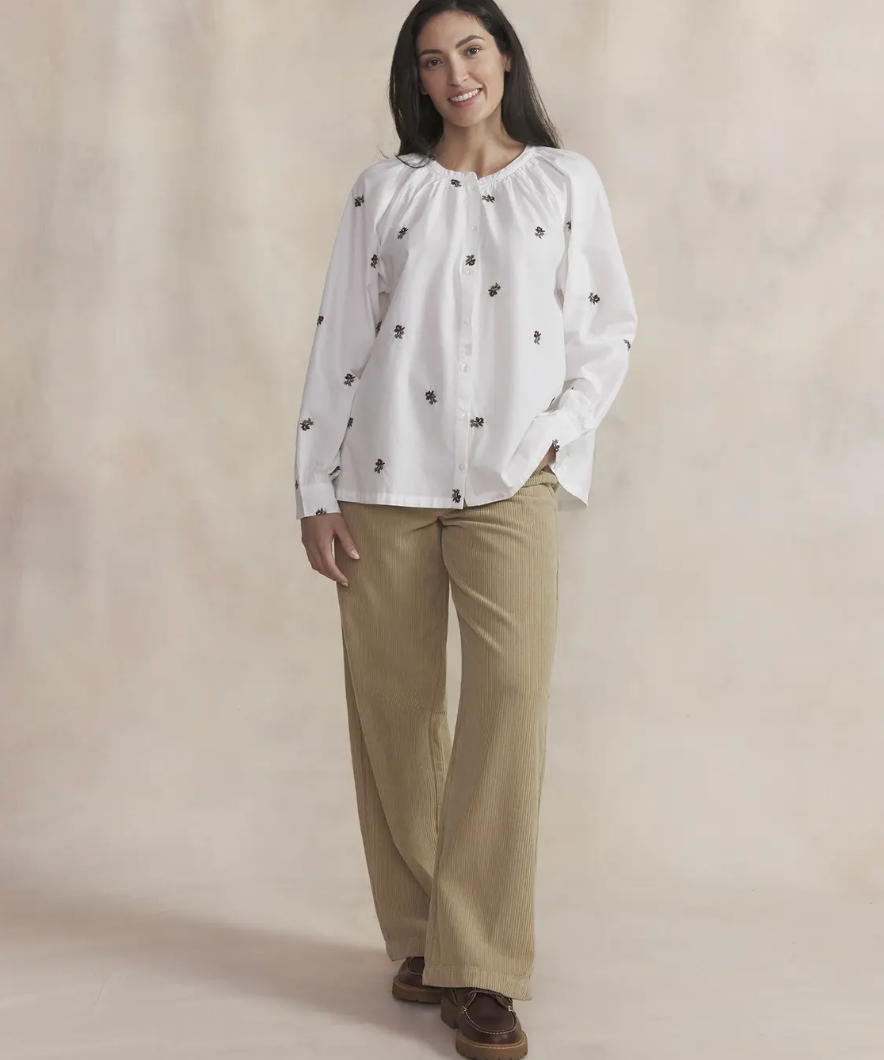 Blouse LAMEAMIS TBS blanche – look porté avec pantalon en velours beige