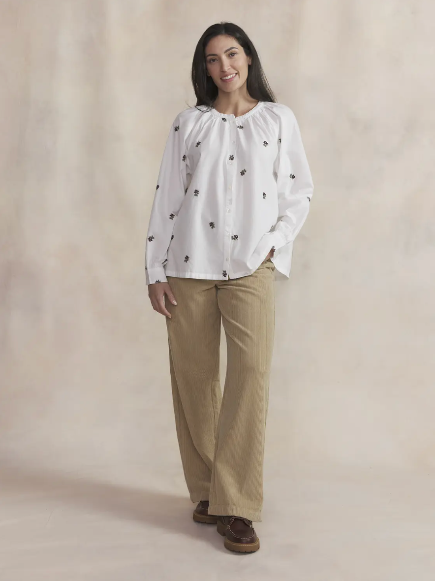 Blouse LAMEAMIS TBS blanche – look porté avec pantalon en velours beige