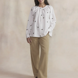 Blouse LAMEAMIS TBS blanche – look porté avec pantalon en velours beige