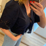 Blouse courte brodée Linda - Bleu marine - Suncoo