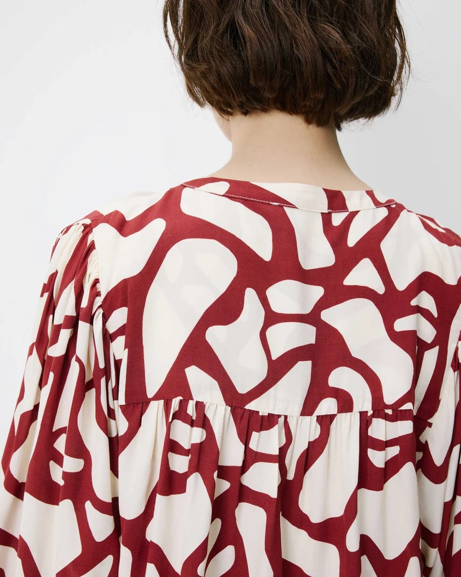 Blouse AMBRINE GRACE & MILA – détail des fronces sous l'empiècement dos
