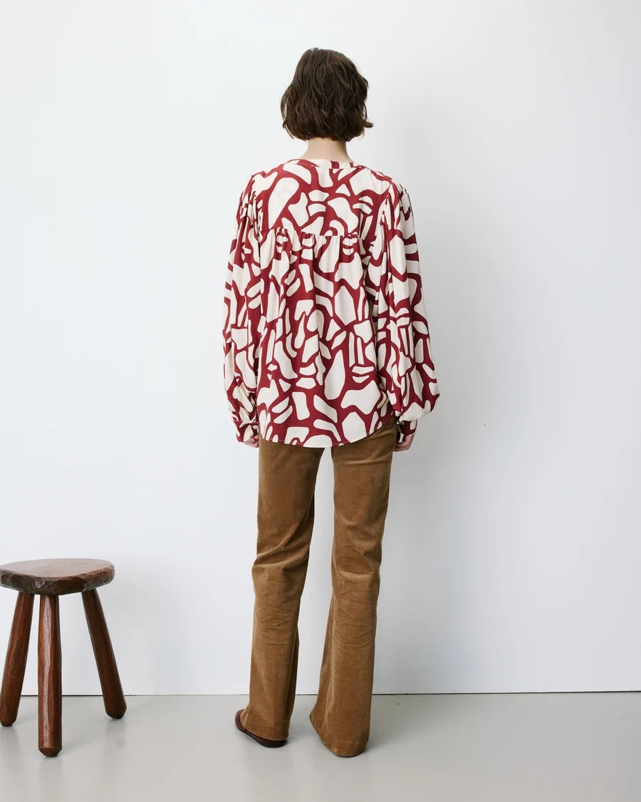 Blouse AMBRINE GRACE & MILA terracotta – portée de dos avec pantalon en velours camel

