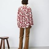 Blouse AMBRINE GRACE & MILA terracotta – portée de dos avec pantalon en velours camel


