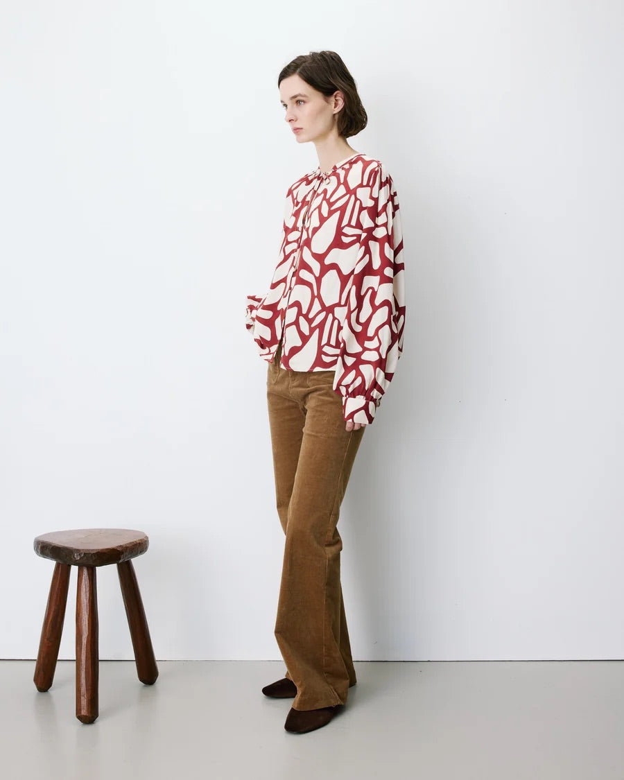 Blouse AMBRINE GRACE & MILA – vue de profil avec manches longues bouffantes