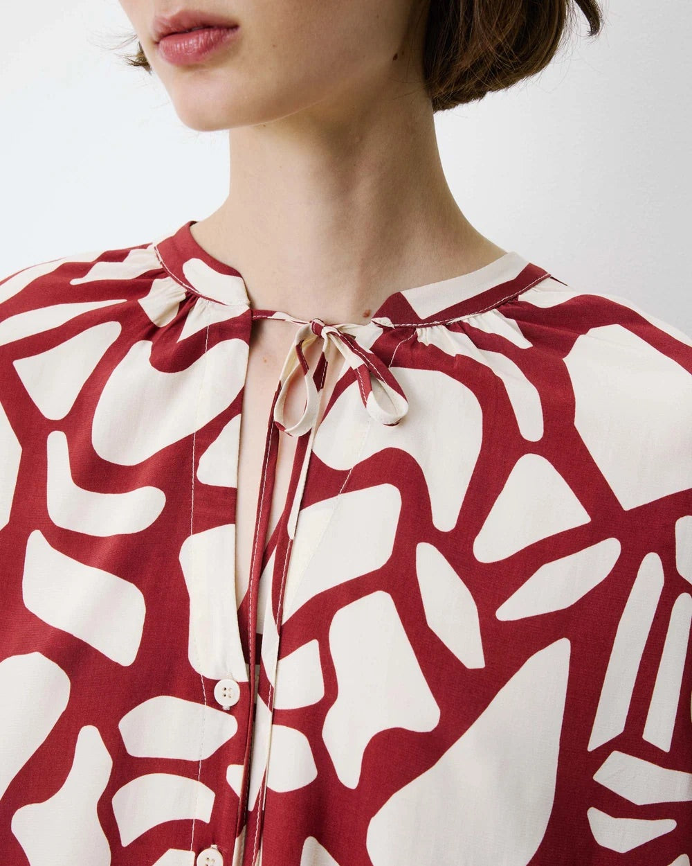 Blouse AMBRINE GRACE & MILA – détail du col V, du lien à nouer et de l'imprimé géométrique